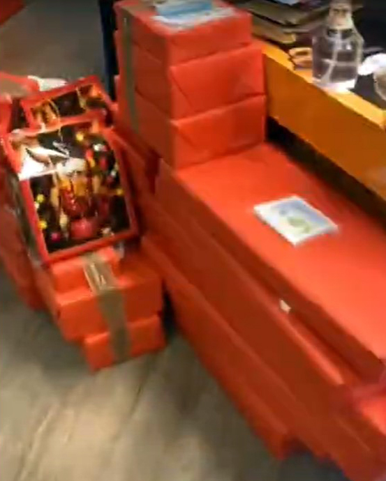 FDL Xstmas gifts floor.jpg (208 KB)